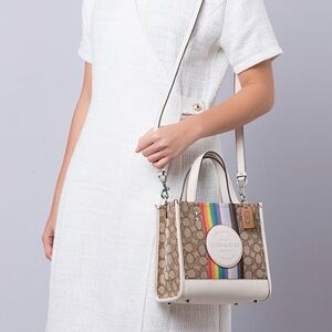 COACH Dempsey Tote 22 in signature Jacquard
